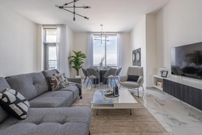HiGuests - Modern Apartment with Canal and Beach Views